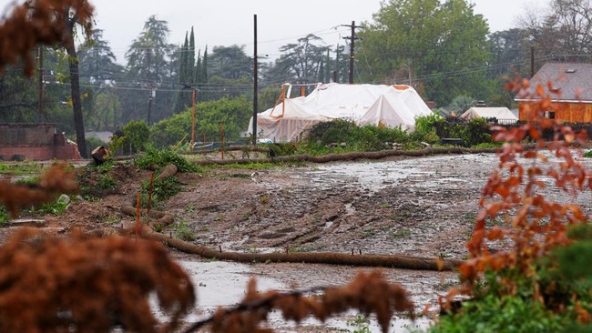 rumah-dibungkus-plastik-kedap-udara-di-california-as-1766638569392_169