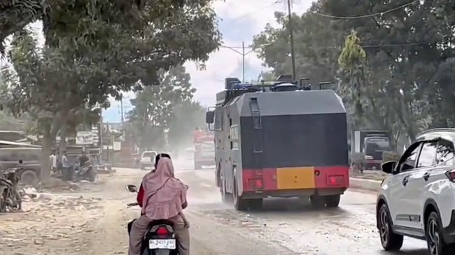 Polri melaksanakan kegiatan pembersihan dan penyiraman jalan protokol di kabupaten aceh tamiang 1766721454553