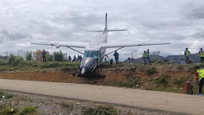 Pesawat smart air dengan nomor registrasi pk sna tergelincir di lapangan terbang tiom lanny jaya papua pegunungan 1760160357160