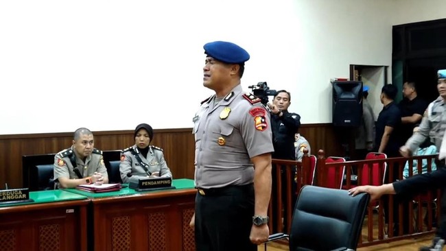 Tangis kompol cosmas usai dipecat dari polri 1756943153154