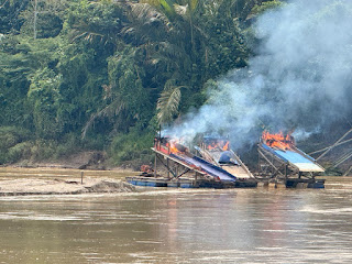 72Polsek Cerenti Tertibkan Aktivitas PETI di Sungai Kuantan 31 Rakit Dimusnahkan