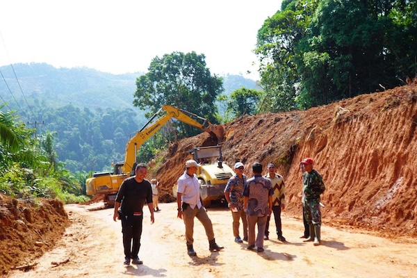 Bupati annisa wujudkan harapan 20 tahun warga lubu 1782885435 14e905aaf99ba033dfe2