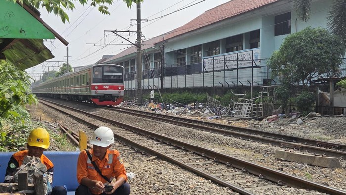 Lokasi warga tertabrak krl di tebet jaksel pada kamis 2082026 pagi taufiqdetikcom 1787198257528
