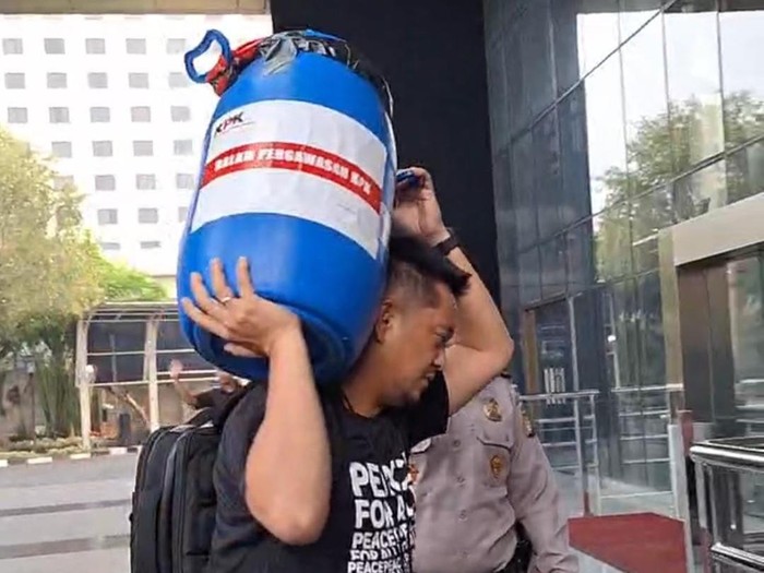 Tong biru diduga tempat bupati klaten simpan duit korupsi fadildetikcom 1792111373544